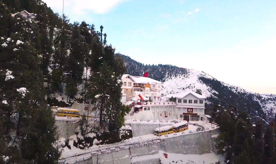 Dalhousie travel guide, Scenic view of hill town with pine forests, snow-capped mountains, and colonial-style cottages