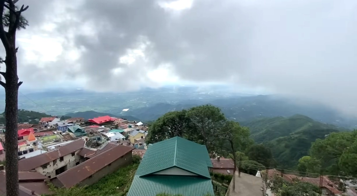 Kasauli Travel Guide- Snow-covered pine trees and colonial cottages in Kasauli, Himachal Pradesh during winter